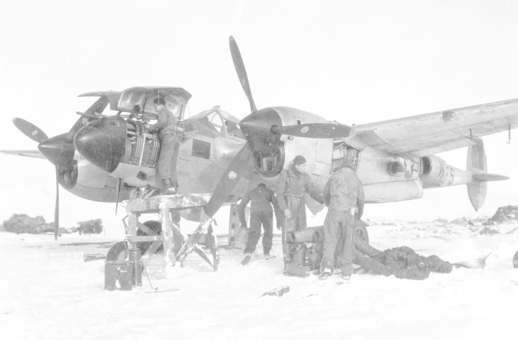 Personal de mantenimiento de la 9ª Fuerza Aérea inspeccionado un Lockheed P-38 Lightning en condiciones extremas